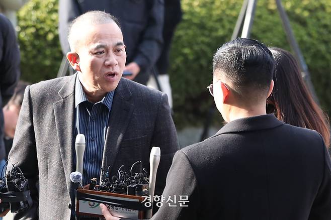 명태균씨가 8일 경남 창원지검에 조사를 받기 위해 출석하기 전 취재진 질문에 답하고 있다. 2024.11.08 한수빈 기자