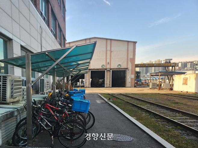 노동자들이 이동에 쓰는 자전거가 지난 19일 서울 마포구 서울차량사업소 건물 앞에 늘어서 있다. 오동욱 기자