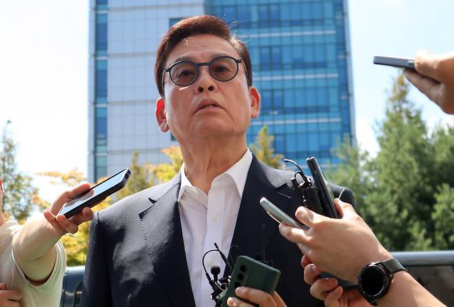 지역 자영업자로부터 돈 봉투를 수수했다는 의혹으로 구속영장이 청구된 정우택 전 국회의원이 지난 8월19일 오후 영장실질심사에 출석해 취재진 질문에 답하고 있다. 연합뉴스.