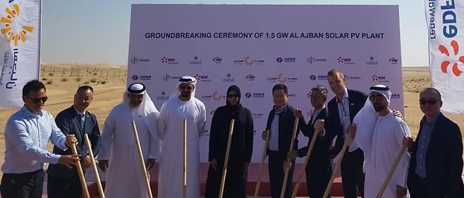 한국서부발전은 19일(현지시간) 아랍에미리트에서 아즈반(Ajban) 1.5기가와트(GW) 태양광 발전사업 착공식을 개최했다. 서부발전&nbsp;