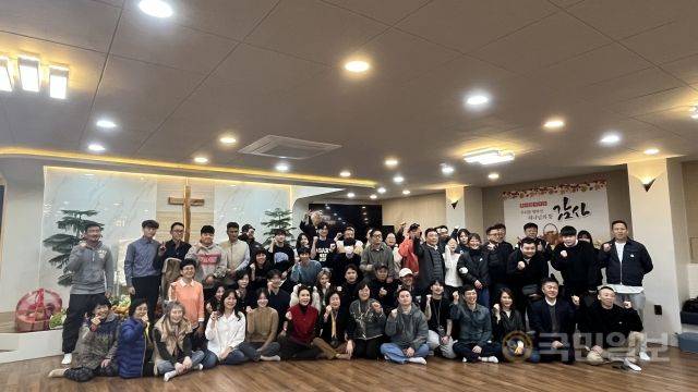 마약 중독 회복자와 가족들이 함께 신앙생활을 하고 있는 소망을나누는사람들의교회(신용원 목사)에서 지난 17일 예배 후 신용원 목사와 성도들이 기념사진을 찍고 있다. 소망을나누는사람들의교회 제공