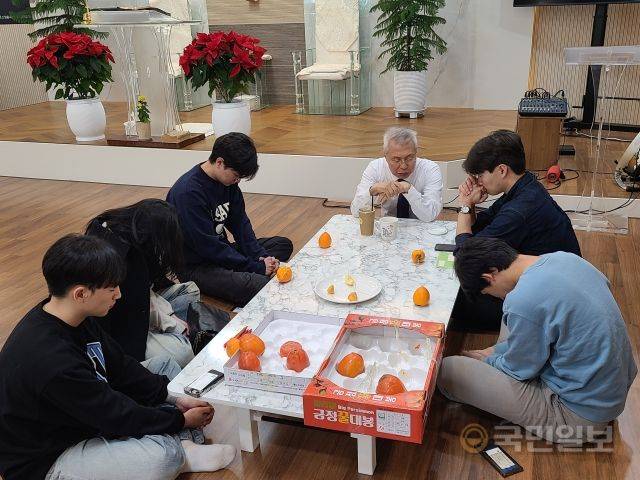 마약 중독 회복자와 가족들이 함께 신앙생활을 하고 있는 소망을나누는사람들의교회(신용원 목사)에서 지난 17일 예배 후 신용원 목사와 성도들이 교제를 나누고 있다. 소망을나누는사람들의교회 제공