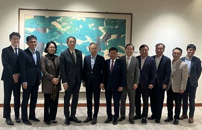오오니시 카즈요시 주한일본대사관 경제공사, 전성호 솔루엠 회장, 윤영미 하이랜드푸드 대표, 미즈시마 코이치 주한일본대사관 대사, 최진식 한국중견기업연합회장, 구자관 삼구아이앤씨 대표, 신용문 원일특강 부회장, 유기덕 덕일산업 회장, 박일동 디섹 회장, 이호준 중견련 상근부회장, 다치바나 마사히로 주한일본대사관 참사관이 지난 19일 주한일본대사관저에서 열린 만찬에 앞서 기념촬영을 하고 있다. [사진 제공=한국중견기업연합회]