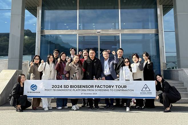 지난 8일 몽골 질병관리청(NCCD) 관계자들은 청주·증평 공장을 방문해 감염병 퇴치를 위한 협력 방안을 논의했다. /사진=에스디바이오센서