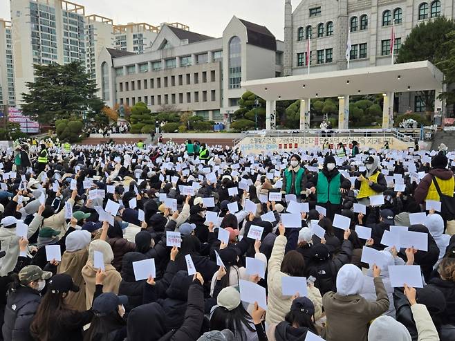 20일 오후 2시30분쯤 서울 성북구 동덕여대 월곡캠퍼스에서 학생총회가 이뤄지는 모습. /사진=이혜수 기자