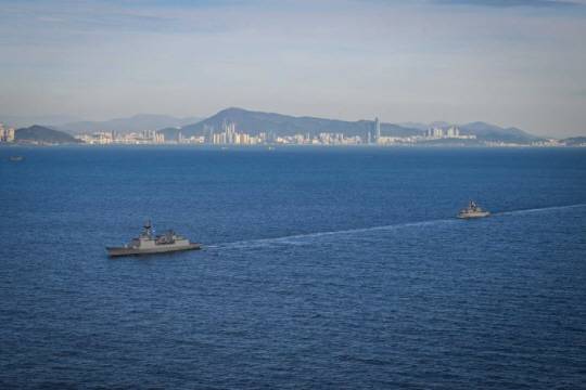 우리 해군 구축함 최영함(왼쪽)과 프랑스 해군 호위함 프레리알함이 20일 부산 인근 해상에서 전술기동 하고 있다. 국방일보 제공