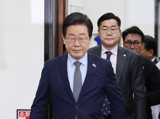 이재명 더불어민주당 대표와 박찬대 원내대표가 20일 오전 국회에서 열린 최고위원회의에 입장하고 있다. [연합]