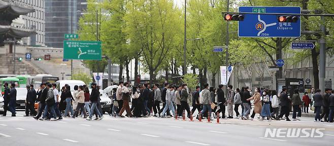 [서울=뉴시스] 권창회 기자 =저출산고령사회위원회(저고위)와 경제·인문사회연구회, 한국인사관리학회는 20일 오후 제5차 인구전략공동포럼을 공동 개최했다고 밝혔다. 사진은 서울 시내에서 직장인들이 점심시간을 맞아 이동하는 모습. 2023.04.13. kch0523@newsis.com