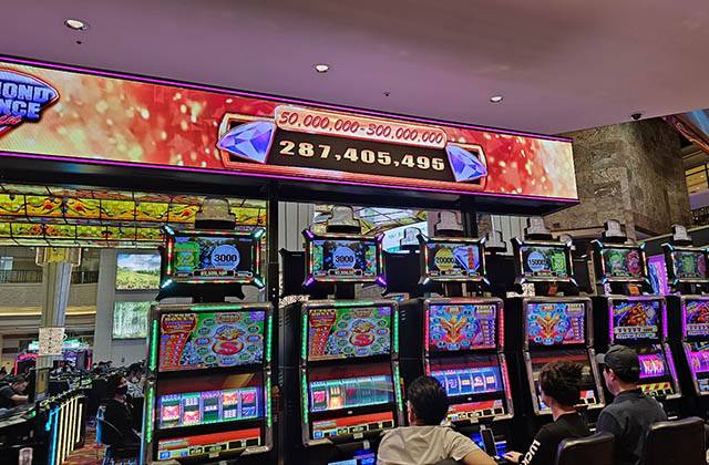 ▲강원랜드 인기 슬롯머신의 대표 주자로 알려진 강원랜드 잭팟(다이아몬드345) 슬롯머신. ⓒ독자