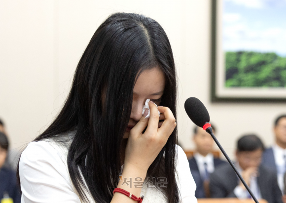 뉴진스 멤버 하니가 15일 오후 서울 여의도 국회에서 열린 환경노동위원회의 경제사회노동위원회, 중앙노동위원회, 최저임금위원회 등에 대한 국정감사에서 눈물을 흘리고 있다. 2024.10.15 국회사진기자단