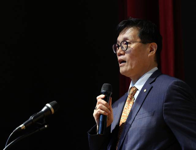 이창용 한국은행 총재가 10월 30일 서강대학교에서 '나의 국제기구 경험'을 주제로 특별 강연을 하고 있다. 연합뉴스
