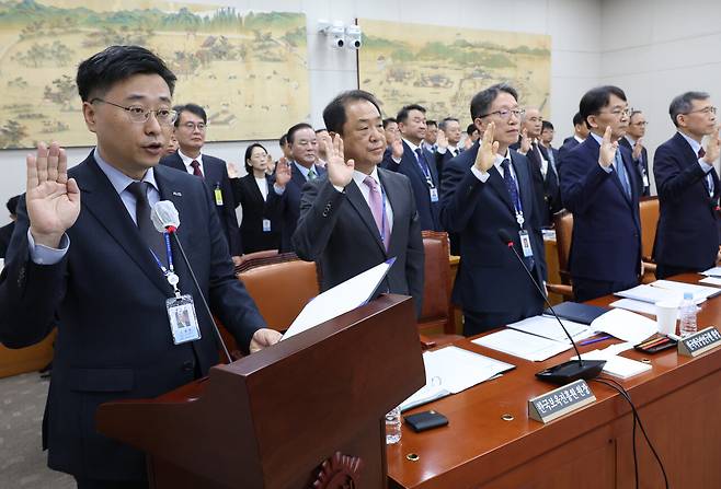 10월11일 국회 교육위원회 국정감사에서 정제영 한국교육학술정보원장(맨 왼쪽) 등이 증인 선서를 하고 있다. ⓒ연합뉴스