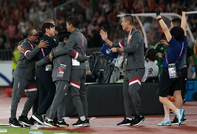 신태용 인도네시아 축구대표팀 감독이 19일 인도네시아 자카르타의 겔로라 붕 카르노 경기장에서 열린 사우디아라비아와의 2026 북중미 월드컵 아시아 3차 예선 C조 6차전에서 승리한 뒤 코칭스태프와 환호하고 있다.    자카르타 | EPA연합뉴스