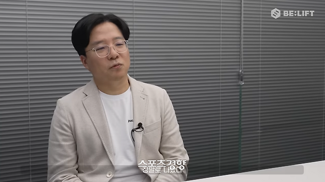 유튜브 영상에 직접 출연해 아일릿과 뉴진스의 유사성을 부인한 김태호 빌리프랩 대표. 유튜브 방송화면