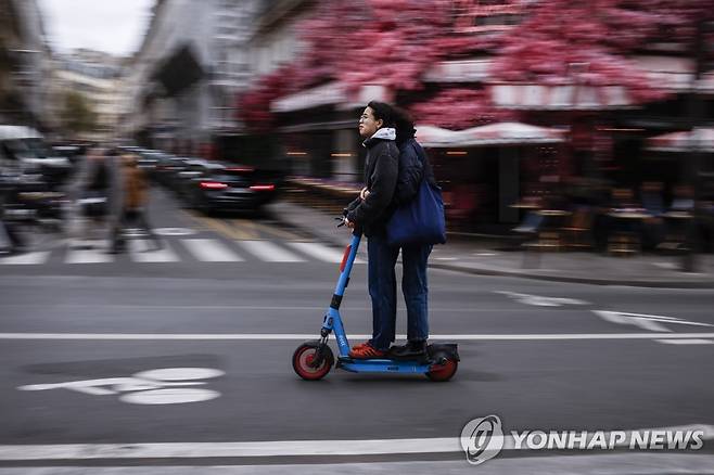 프랑스 파리서 전동 킥보드 타는 시민 (파리 EPA=연합뉴스) 프랑스 파리시가 2일(현지시간) 주민투표 끝에 전동 킥보드 대여 서비스를 금지하기로 했다. 난폭운전, 사망사고 등으로 이 서비스를 금지해야 한다는 목소리가 커짐에 따라 실시된 이번 투표로 파리는 유럽 주요 도시 중 해당 서비스를 금지하는 유일한 도시가 됐다. 사진은 1일 파리에서 전동 킥보드를 타는 시민 모습. 2023.04.03 yerin4712@yna.co.kr