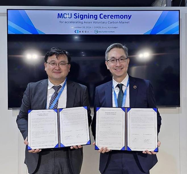 대한상의-ACI 아시아 탄소시장 활성화 MOU (서울=연합뉴스) 대한상공회의소는 20일(현지시간) 아제르바이잔 바쿠에서 개최 중인 제29차 유엔기후변화협약 당사국총회(COP 29)에서 싱가포르 유일의 자발적 탄소감축 인증기관인 ACI와 아시아 지역의 자발적 탄소시장(VCM) 활성화를 위한 업무협약(MOU)을 맺었다고 밝혔다. 조영준 대한상의 지속가능경영원장(사진 왼쪽)과 존 로 ACI 대표가 기념촬영을 하고 있다. 2024.11.20. [대한상의 제공. 재판매 및 DB 금지]