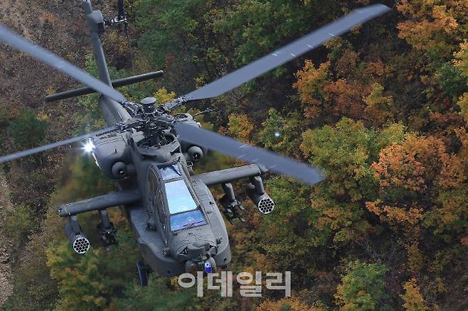 육군항공 사격대회에서 대형 공격 헬기 아파치(AH-64E)가 RKT사격을 위해 기동하고 있다. (사진=육군)