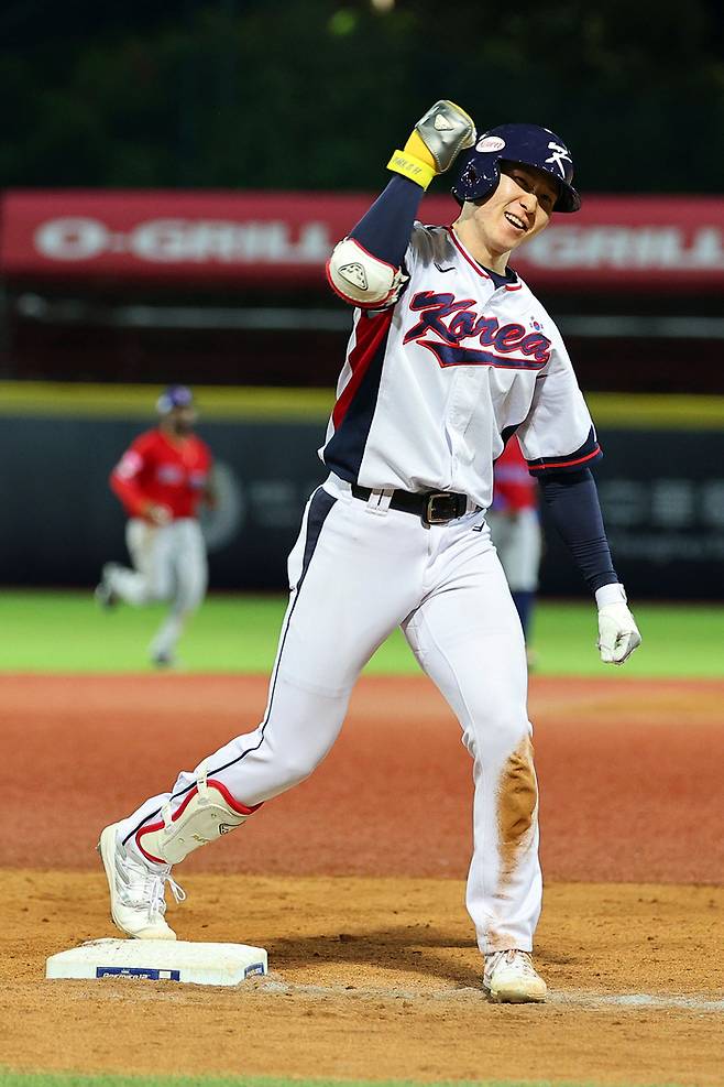 16일 오후 대만 타이베이 톈무구장에서 열린 2024 세계야구소프트볼연맹(WBSC) 프리미어12 B조 조별리그 대한민국과 도미니카공화국의 경기. 8회말 2사 2,3루에서 박성한이 역전 적시타를 친 뒤 세리머니를 하고 있다. 사진 | 타이베이=연합뉴스