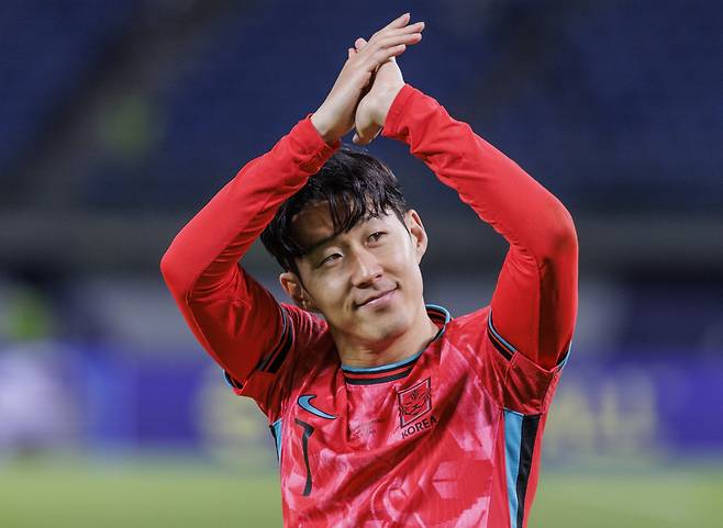 손흥민의 응원단을 향한 진심의 인사
(쿠웨이트시티=연합뉴스) 황광모 기자 = 14일 오후(현지시간) 쿠웨이트 자베르 알 아흐메드 국제 경기장에서 열린 2026 북중미 월드컵 아시아지역 3차 예선 B조 5차전 한국과 쿠웨이트의 경기.
한국 축구대표팀의 주장 손흥민이 쿠웨이트에게 3대1로 승리한 뒤 경기장에서 응원에 나선 붉은악마 응원단에게 인사하고 있다. 2024.11.15
hkmpooh@yna.co.kr
(끝)
<저작권자(c) 연합뉴스, 무단 전재-재배포, AI 학습 및 활용 금지>