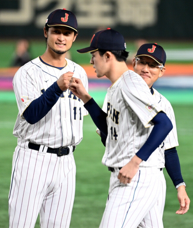 지난해 3월 WBC에서 함께 일본 대표팀으로 참가한 다르빗슈 유와 사사키 로키. AP연합뉴스