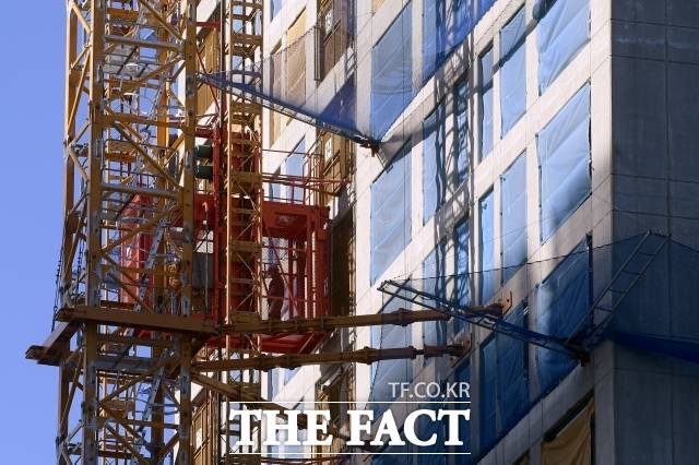건설사를 보유한 그룹사들이 건설업 불황이 지속되면서 계열사를 동원해 자금 지원에 나서고 있다. /더팩트 DB