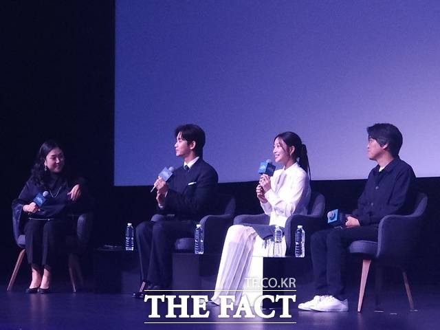 배우 김수현과 조보아의 '케미'만으로도 기대를 모으는 디즈니+ 새 시리즈 '넉오프'가 2025년에 공개된다. /싱가포르=김샛별 기자