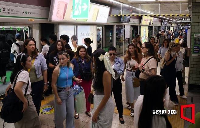 하루 평균 16만명이 이용하는 2호선 잠실역에서 내린 승객들이 플랫폼을 나가고 있다. 허영한 기자