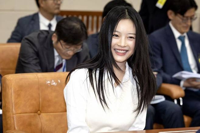 뉴진스 멤버 하니 팜이 지난달 15일 오후 서울 여의도 국회에서 열린 환경노동위원회의 경제사회노동위원회, 중앙노동위원회, 최저임금위원회 등에 대한 국정감사에 참고인 자격으로 출석하고 있다. 연합뉴스
