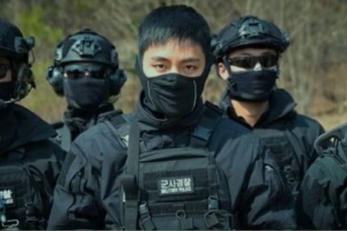 육군 2군단 쌍용부대에서 현역 군 복무 중인 그룹 방탄소년단(BTS)의 뷔(본명 김태형)가 특수임무대(SDT) 전투복을 입은 모습. /뉴스1