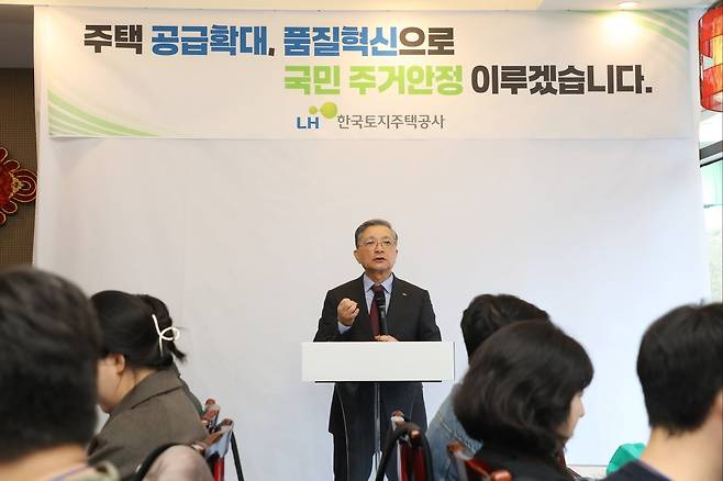 이한준 한국토지주택공사(LH) 사장이 21일 세종시 금남면 인근 식당에서 열린 기자간담회에서 발언하고 있다. /LH 제공