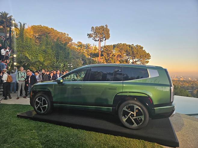 21일(현지시각) 미국 로스앤젤레스(LA)에서 열린 아이오닉9 월드프리미어에서 세계 최초로 공개된 아이오닉9. /김지환 기자