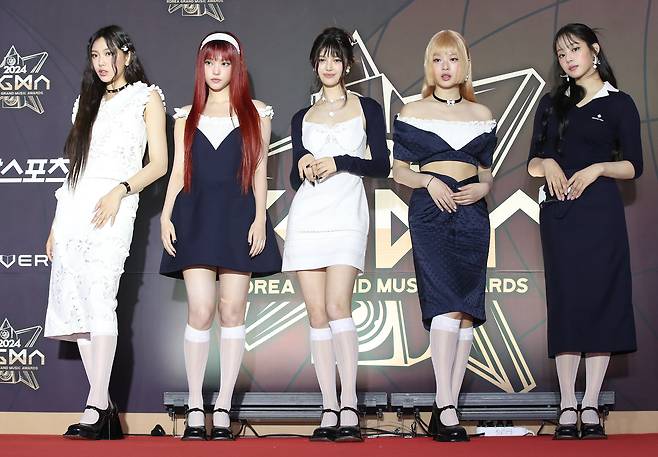 그룹 뉴진스. 지난 16일 오후 인천의 한 공연장에서 열린 '제1회 코리아 그랜드 뮤직 어워즈(2024 KGMA)' 레드카펫 행사에 참석해 포즈를 취하고 있다. /뉴스1