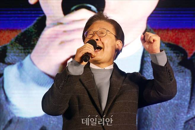 이재명 더불어민주당 대표가 16일 오후 서울 종로구 세종로 일대에서 열린 집회에서 발언을 하고 있다. ⓒ데일리안 홍금표 기자