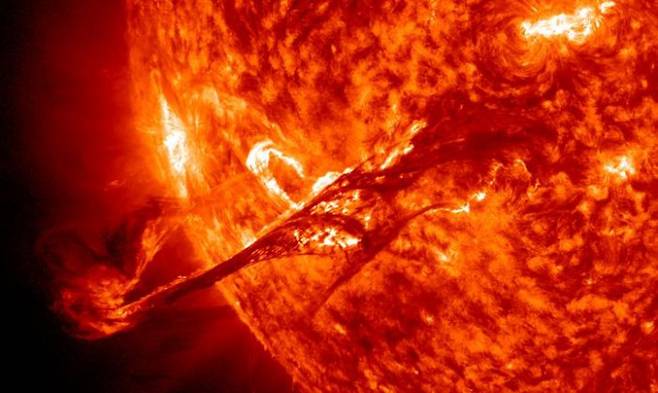 2012년 미국 항공우주국(NASA) 태양역학관측소(SDO)에서 촬영한 태양 플레어(flare). 플레어는 태양 표면에서 엄청난 양의 고에너지 입자와 빛이 뿜어져 나오는 폭발 현상을 말한다. 주로 태양 흑점에서 발생한다. NASA 제공