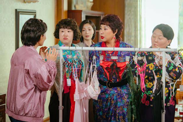 드라마 '정숙한 세일즈'에서 여성용품을 방문판매 하는 풍경. JTBC 제공