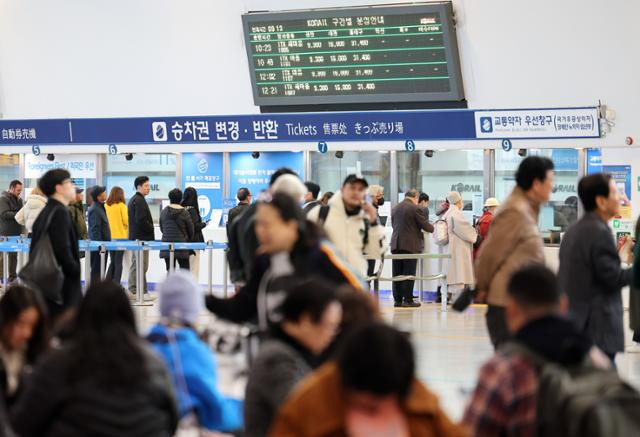 20일 서울 중구 서울역 대합실에서 이용객들이 이동하고 있다. 한국철도공사와 서울교통공사 노동조합은 임금·단체협상 결렬 등을 이유로 다음 달 초 동시 총파업을 예고했다. 뉴시스