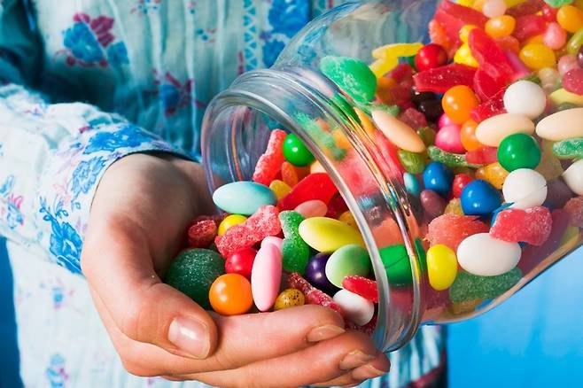 갑자기 단 음식이 생각날 땐, 무설탕 껌을 씹어서 식욕을 가라앉히는 게 좋다. 차선책으로 과일을 먹거나 디저트를 조금 먹되 견과류를 곁들이는 것도 좋다./사진=클립아트코리아