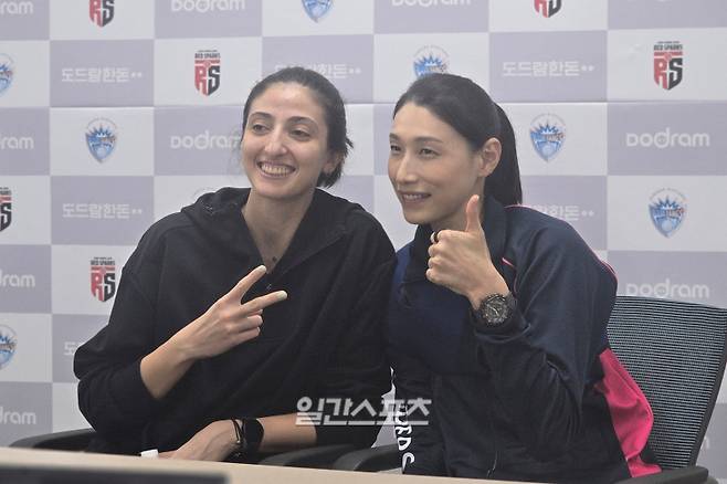 20일 정관장전 승리 후 수훈선수 인터뷰에 나선 김연경(오른쪽)과 부키리치. 대전=윤승재 기자