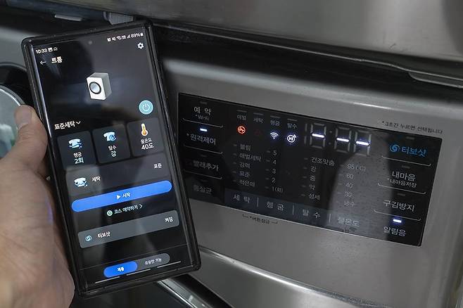 세탁기, 건조기 등의 대형 가전도 원격제어를 지원한다. 다만 세탁물을 옮기는 과정은 수동인 점을 잊지말자 / 출처=IT동아