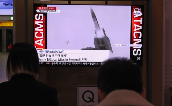 우크라이나군이 미국에서 지원받은 장거리 미사일 에이태큼스(ATACMS)로 러시아 영토에 대한 공격을 단행한 19일 오후 서울역 대합실에 설치된 모니터에 관련 뉴스가 흘러나오고 있다. 연합뉴스