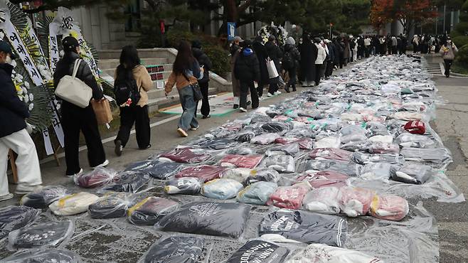 동덕여자대학교 학생들이 20일 서울 성북구 동덕여자대학교 월곡캠퍼스 운동장에서 열린 학생총회에 참석하기 위해 이동하고 있다. 학생들은 이날 남녀공학 전환 안건에 대해 투표를 진행했다. 정효진 기자