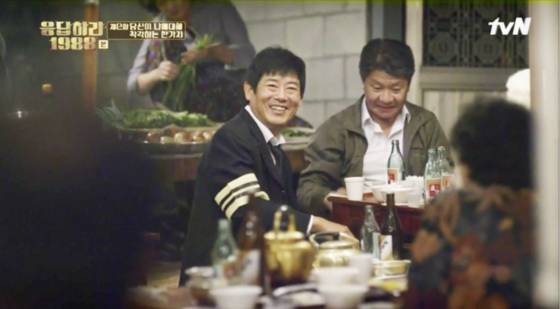 A funeral scene featured in the TV drama “Reply 1988″ shows a festive mood with all the attendees eating and drinking together with the bereaved family. [SCREEN CAPTURE]