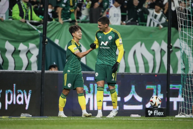 전북 현대의 이승우(왼쪽)가 지난 10일 전주월드컵경기장에서 열린 2024 프로축구 K리그1 대구FC와의 경기에서 골을 넣은 뒤 동료 공격수 티아고와 기쁨을 나누고 있다. 한국프로축구연맹 제공