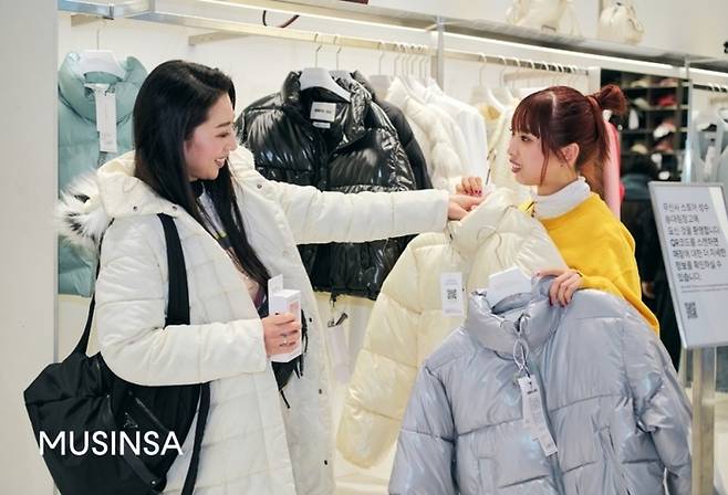 무신사 스토어 성수@대림창고에서 쇼핑을 하고 있는 외국인 고객의 모습 [무신사]