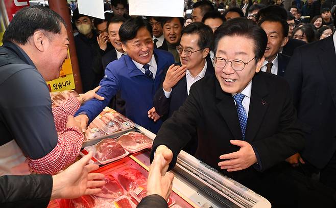 더불어민주당 이재명 대표가 21일 오전 경기도 수원시 팔달구 못골종합시장을 방문해 상인들과 인사하고 있다. [사진 출처 = 연합뉴스]