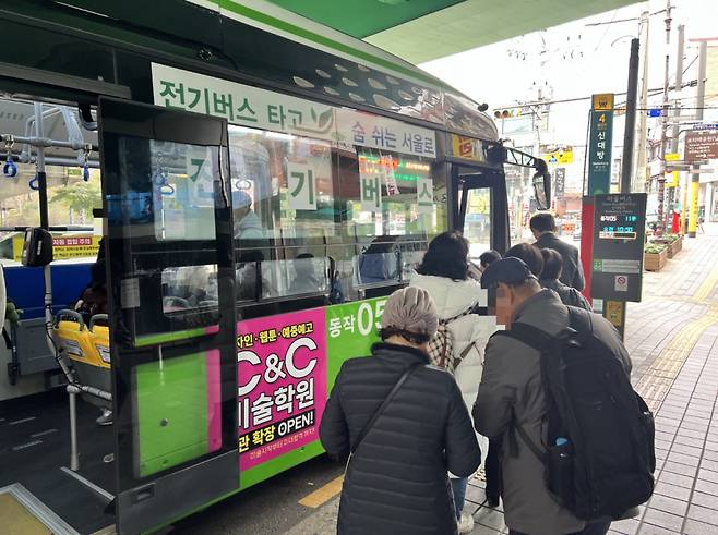 20일 오전 10시50분 서울 관악구 신대방역 4번출구 앞에서 시민들이 동작 05번 버스를 타기 위해 버스 정류장 앞에서 줄을 서고 있다./사진=민수정 기자