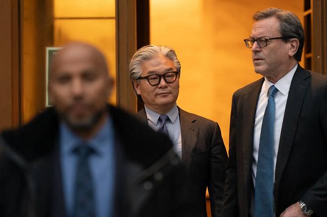 한국계 투자자 빌 황(가운데) 아케고스 캐피털 매니지먼트 설립자 겸 매니저가 20일(현지시간) 미국 뉴욕시 법원에서 징역 18년형을 선고받았다.  /AFPBBNews=뉴스1