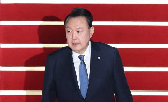 APEC 정상회의와 G20 정상회의 일정을 마친 윤석열 대통령이 21일 새벽 성남 서울공항을 통해 귀국해 공군 1호기에서 내리고 있다. 뉴시스