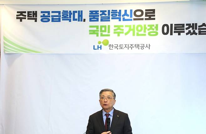 이한준 한국토지주택공사(LH) 사장이 21일 정부세종청사 인근에서 진행된 기자간담회에서 발언하고 있다. [한국토지주택공사]