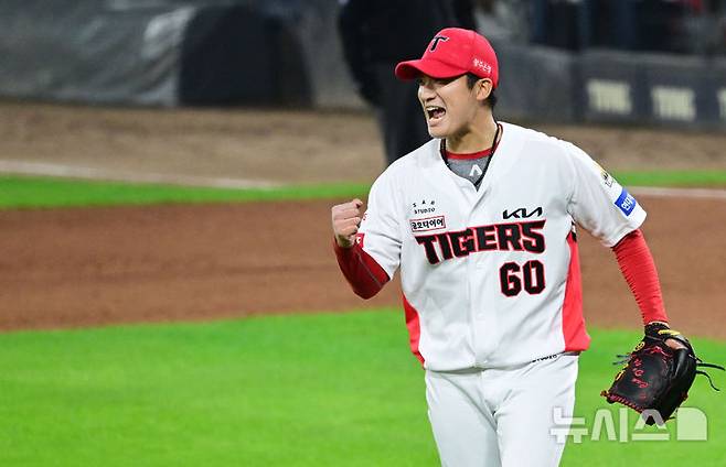 [광주=뉴시스] 이영주 기자 = 28일 광주 북구 광주-기아챔피언스필드에서 열린 2024 KBO 포스트시즌 한국시리즈 5차전 삼성 라이온즈와 KIA 타이거즈의 경기, 5회 초 주자 없는 상황 KIA 투수 김도현이 삼자범퇴로 이닝을 마친 뒤 포효하고 있다. 2024.10.28. leeyj2578@newsis.com